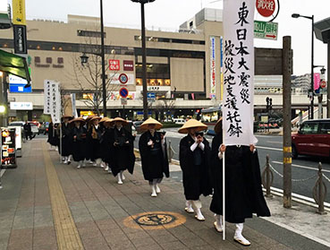 東日本大震災物故者慰霊法要と托鉢